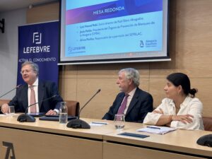 De izda. a dcha.: Luis Manuel Rubí, socio director de Rubí Blanc Abogados; Jesús Pellón, presidente del Órgano de Prevención de Blanqueo de la Abogacía y África Pinilla, responsable de gestión del Servicio Ejecutivo de la Comisión de Prevención del Blanqueo de Capitales e Infracciones Monetarias (SEPBLAC)