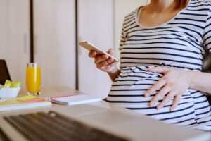 Declarado nulo el despido de una embarazada por uso excesivo del móvil en el trabajo