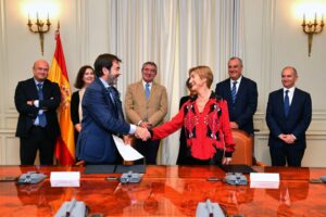 De izda. a dcha, en primera fila: Vicente Guilarte, presidente suplente del Consejo General del Poder Judicial y Victoria Ortega, presidenta del Consejo General de la Abogacía Española