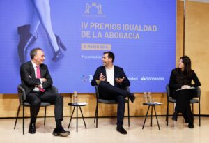 Miguel Ondarreta, periodista de Onda Cero y conductor del acto; Manuel Marchena, presidente de la Sala Segunda del Tribunal Supremo y Lucía Ortiz de Zárate, investigadora del Departamento de Filosofía de la Universidad Autónoma de Madrid.