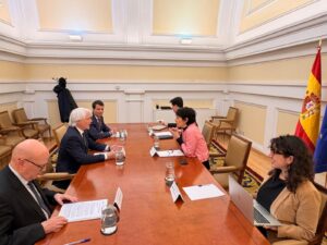 A la izda. por parte de la Abogacía Española: Blas Jesús Imborda, presidente de la Subcomisión de Extranjería y Protección Internacional; Salvador González, presidente, y Borja Vargues, secretario general técnico. A la dcha. por parte del Ministerio de Inclusión, Seguridad Social y Migraciones: Carmen Aja, asesora de la ministra; Elma Sáiz, ministra, y Aitor Juara, director del Gabinete de la ministra.