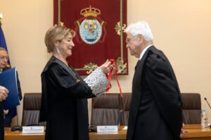 thumbnail-Victoria Ortega entrega a Francisco Baena Bocanegra la Medalla al Mérito en el Servicio a la Abogacía