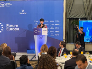 A la derecha: Ignacio Gally, presidente de la Comisión de Previsión Social de la Abogacía en el Desayuno Informativo de la ministra Elma Sáiz