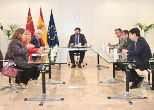 De izda. a dcha.: Elisa Campo, decana de la Abogacía de Lorca; Maravillas Hernández, decana de la Abogacía de Murcia; Salvador González, presidente de la Abogacía Española; Fernando López Miras, presidente de la Región de Murcia; Marcos Ortuño, consejero de Presidencia, Portavocía, Acción Exterior y Emergencias; Ángel Méndez, decano de la Abogacía de Cartagena y Borja Vargues, secretario general técnico de la Abogacía Española. 
