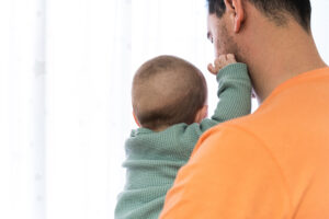 Conceden la adaptación de jornada laboral a un trabajador para cuidar de su bebé y su abuela con discapacidad