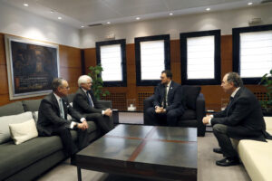 De izqda. a dcha.: el decano del Colegio de Abogados de Oviedo, Antonio González-Busto; el presidente del Principado de Asturias, Adrián Barbón; el presidente del Consejo General de la Abogacía Española, Salvador González, y el decano del Colegio de la Abogacía de Gijón, Benigno Villarejo.