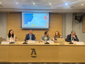 De izda. a dcha.: Marta García de la Vicuña, Fiscal, asesora de la Dirección General para el Servicio Público de Justicia.; Ángel Cervantes, presidente de la Comisión de Relaciones con la Administración de Justicia de la Abogacía; Antonio Manuel Durá Sempere, director de la Oficina de Implantación del Servicio Público de Justicia; Carmen Casado, funcionaria en Administración de Justicia y Ricardo de la Encarnación, presidente de la Subcomisión de Organización Judicial y del Ministerio Fiscal de la Abogacía Española.