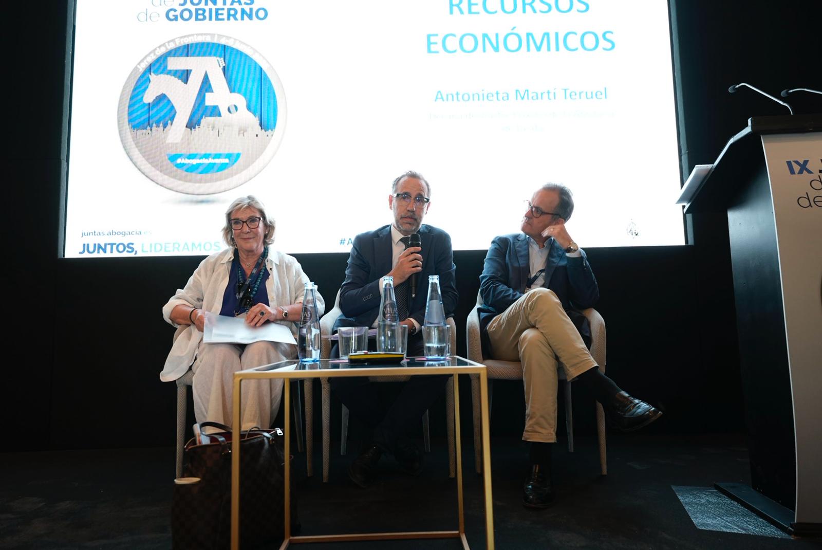 Antonieta Martí y Manuel Mata, en ponencia «Recursos Económicos»