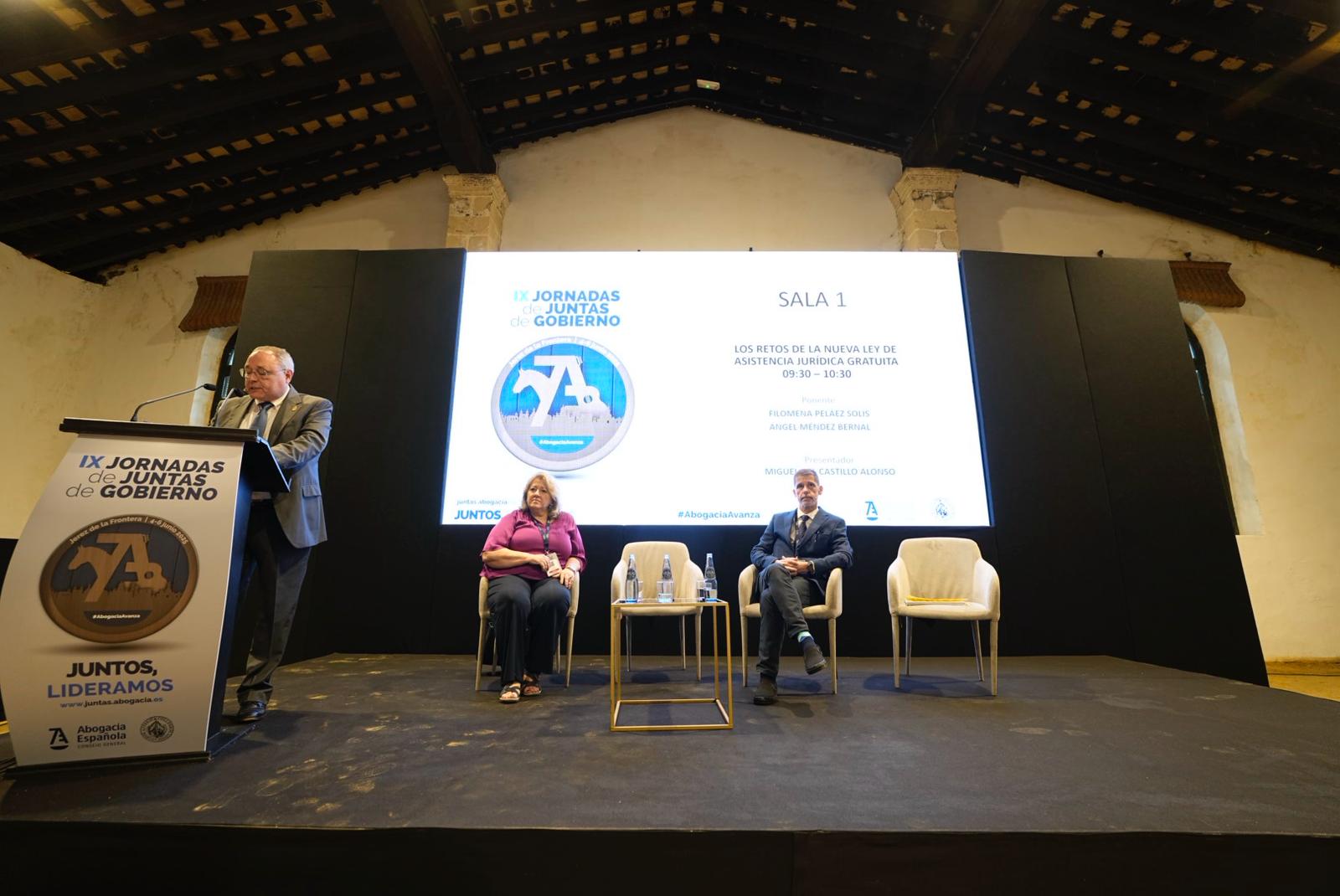 Filomena Peláez y Ángel Méndez, en la ponencia «Los retos de la nueva Ley de Asistencia Jurídica Gratuita»