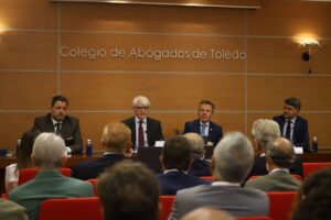 De izda. a dcha.: Álex Munné, COO de International Auction Group y presidente de la Asociación Nacional de Entidades Especializada, Salvador González, presidente del Consejo General de la Abogacía Española; Ángel Cervantes, decano del Colegio de la Abogacía de Toledo y Juan José Alcalde, teniente de alcalde y concejal de Hacienda, Fondos Europeos y Participación de Toledo. 