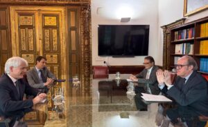 A la izda.: Por parte de la Abogacía, Salvador González, presidente y Borja Vargues, secretario general técnico. A la dcha.: Ángel Gabilondo, Defensor del Pueblo y Defensor del Pueblo y Andrés Jiménez, jefe del Área de Seguridad y Justicia