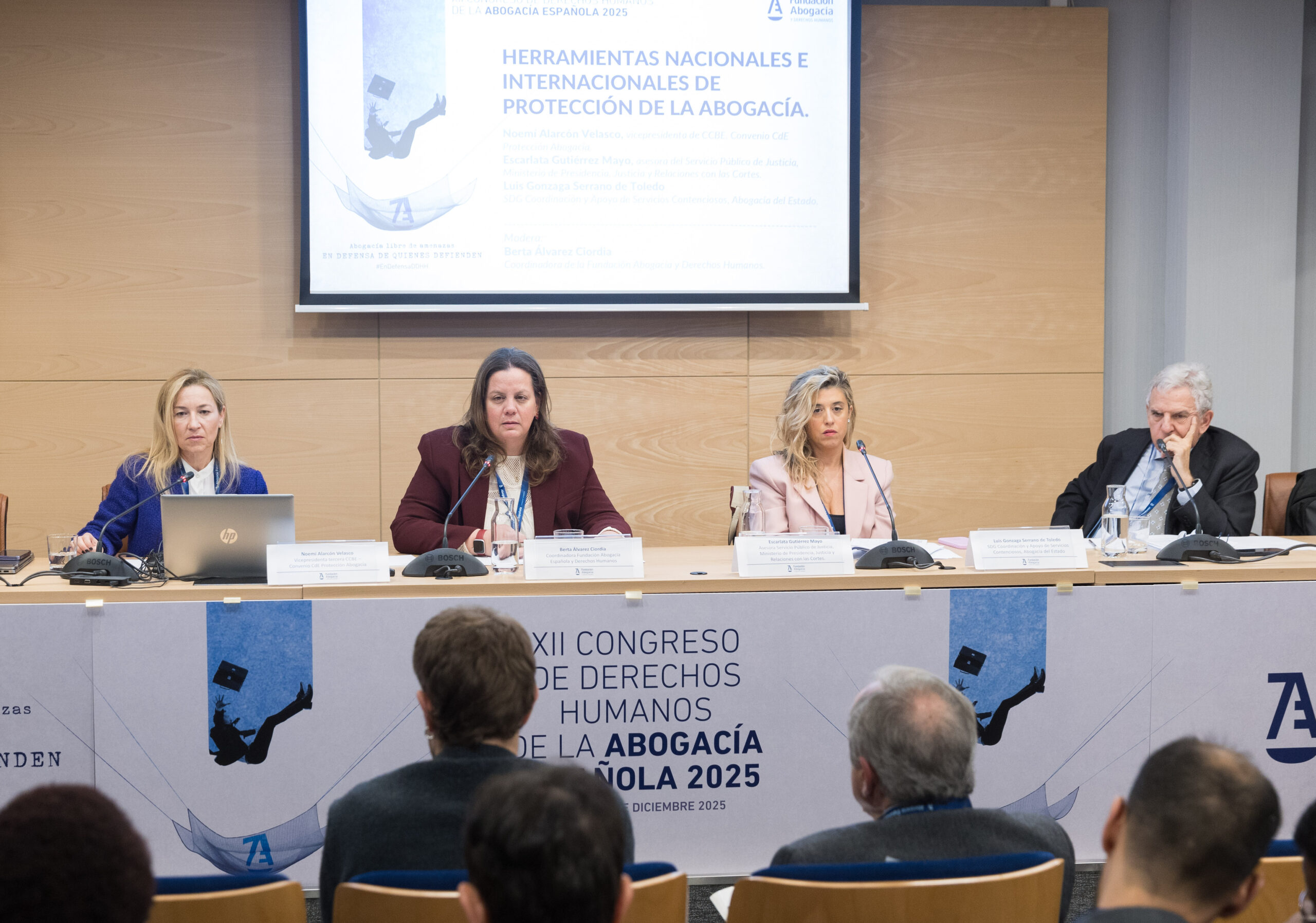 Pie de foto: De izda. a dcha.: Noemí Alarcón, vicepresidenta de CCBE. Convenio CdE Protección Abogacía; Berta Álvarez, coordinadora Fundación Abogacía y Derechos Humanos; Escarlata Gutiérrez, asesora del Servicio Público de Justicia, Ministerio de Presidencia, Justicia y Relaciones con las Cortes y Luis Gonzaga Serrano, SDG Coordinación y Apoyo de Servicios Contenciosos, Abogacía del Estado.