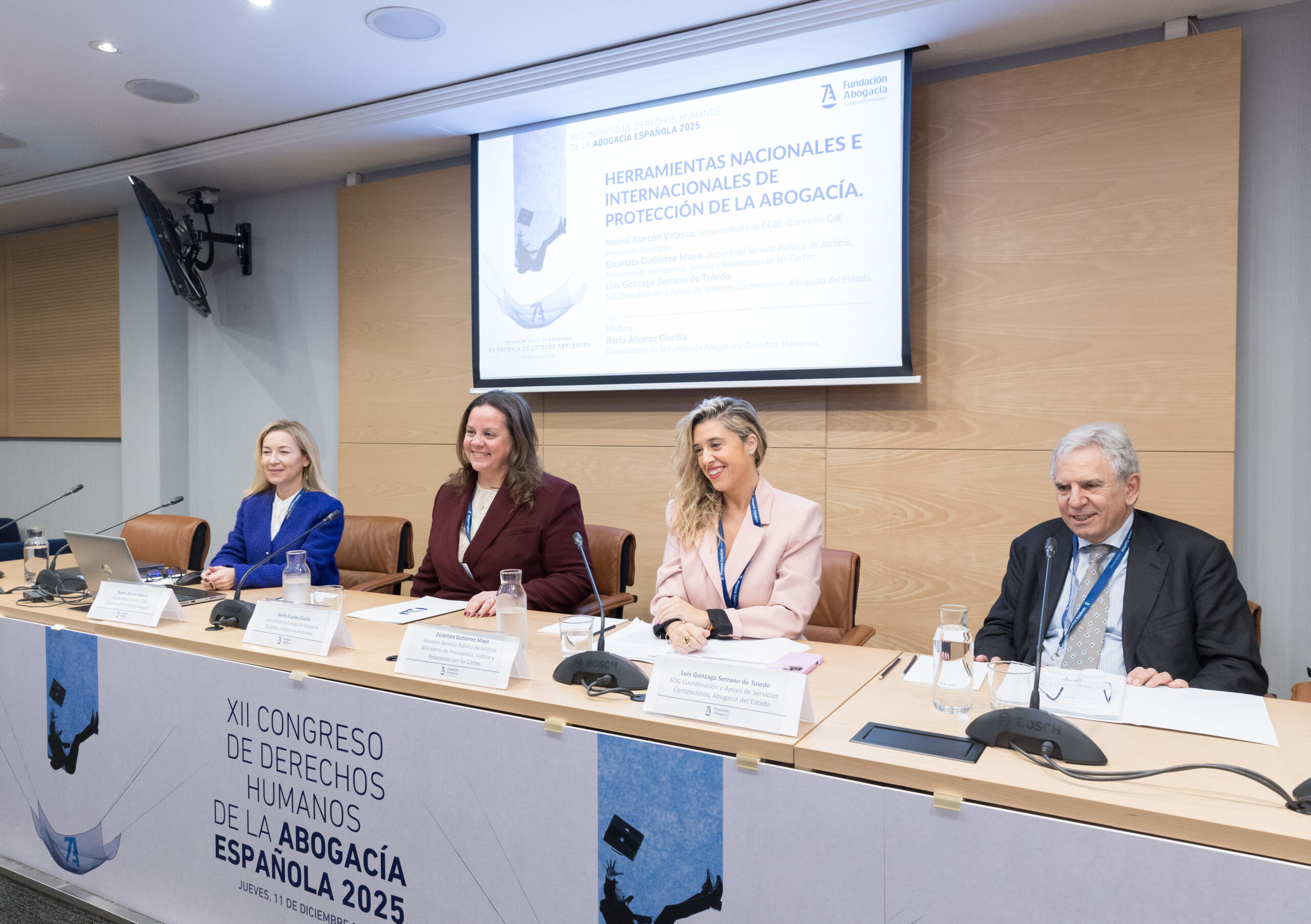 Pie de foto: De izda. a dcha.: Noemí Alarcón, vicepresidenta de CCBE. Convenio CdE Protección Abogacía; Berta Álvarez, coordinadora Fundación Abogacía y Derechos Humanos; Escarlata Gutiérrez, asesora del Servicio Público de Justicia, Ministerio de Presidencia, Justicia y Relaciones con las Cortes y Luis Gonzaga Serrano, SDG Coordinación y Apoyo de Servicios Contenciosos, Abogacía del Estado.