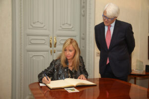 La presidenta del Supremo firma el libro de autoridades de la Abogacía