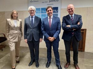 thumbnail-El presidente de la Abogacía se reúne con el presidente del TSJ y el fiscal superior de Justicia de Murcia para buscar soluciones a la situación de la Justicia en la región