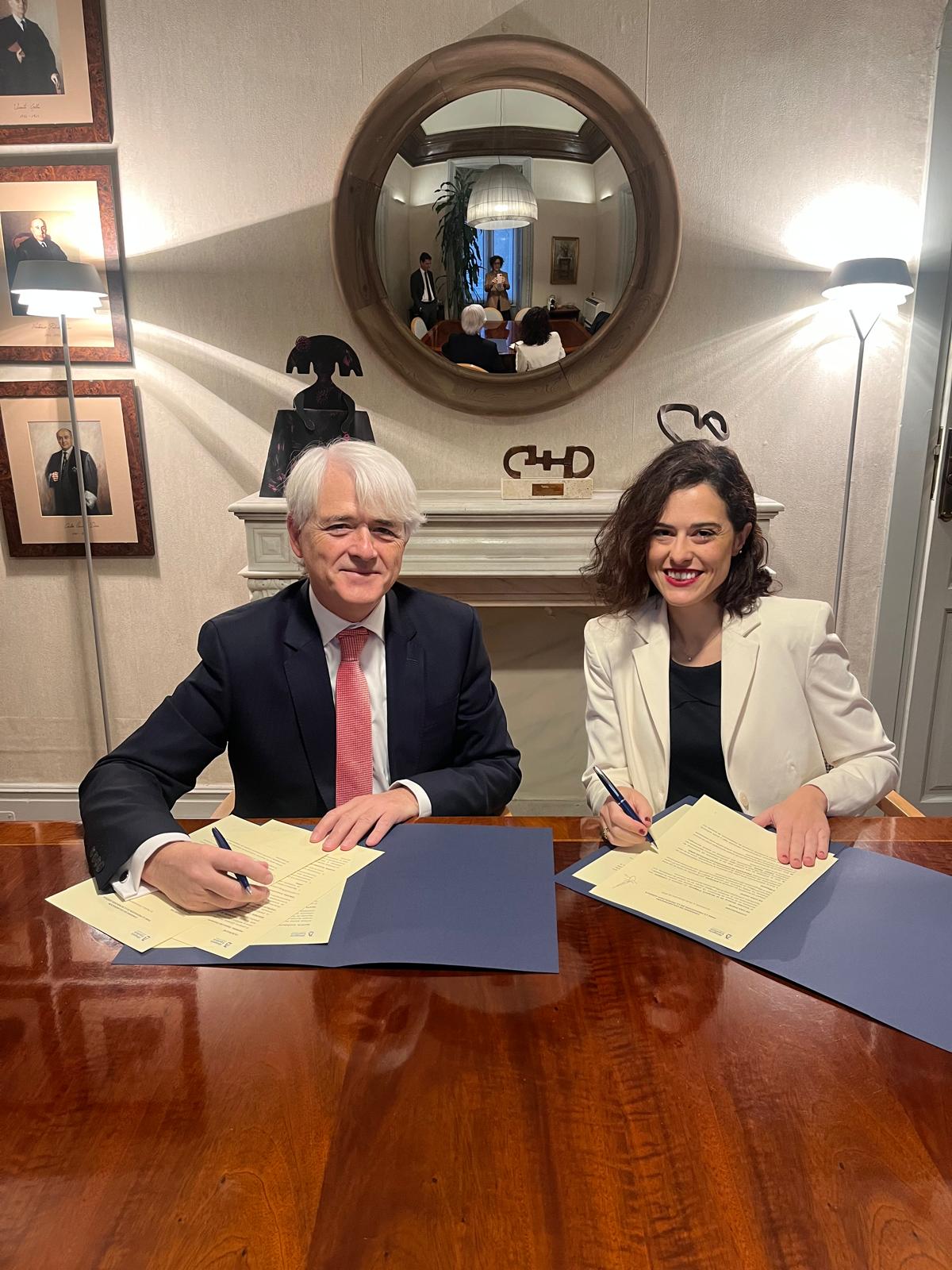 Salvador González, presidente de la Abogacía Española, y Laura Barrios, subdirectora de Tirant Lo Blanch