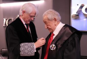 thumbnail-Salvador González impone la Cruz al Mérito en el Servicio de la Abogacía al decano emérito de Alicante, Manuel Caballero