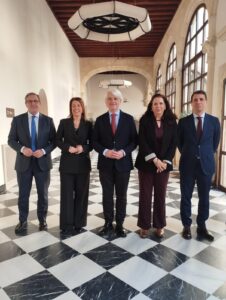 De izda. a dcha.: Leandro Cabrera, vicepresidente segundo de la Abogacía Española y decano de Granada; Cristina Vallejo, vicepresidenta primera de la Abogacía Española y decana de Barcelona; Salvador González, presidente de la Abogacía Española; Encarna Orduna, secretaria general de la Abogacía Española y Borja Vargues, secretario general técnico de la Abogacía Española.