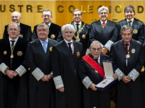 thumbnail-Fernando Vergel recibe la Gran Cruz al Mérito en el Servicio de la Abogacía de manos de Salvador González