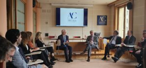 Salvador González con los colegiados de Cantabria y los ex decanos Jesús Pellón y Andrés de Diego