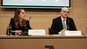 De izda. a dcha.: Carolina Mateos, representante de la oficina de ACNUR en Española y Blas Jesús Imbroda, presidente de la Subcomisión de Extranjería y Proyección Internacional de la Abogacía Española.