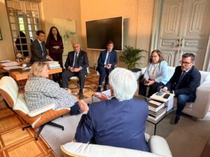 Encuentro entre los partidos con el presidente de la Abogacía en su despacho.