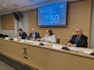 El portavoz del PSOE, Carlos Berbell, la portavoz del PP y el portavoz de VOX. 