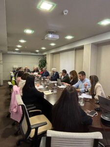 El presidente de la Abogacía Española, el presidente de su Comisión de Previsión Social, el secretario general técnico de la Abogacía Española con representantes de: ALTODO, ANAMA, Defenda, Movimiento J2, Mutualistas obligatorios y complementarios, Mutualistas por el futuro, Mutualistas sin pensiones y sindicato VENIA.