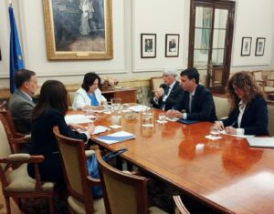 A la izda.: Por parte de la Fiscalía General del Estado, Esmeralda Rasillo, fiscal de Sala jefa de la Unidad de Apoyo; Julio Cano, fiscal de Sala jefe de la sección técnica. En el centro, Teresa Peramato, fiscal General del Estado. A la derecha, por parte de la Abogacía Española: Salvador González, presidente; Borja Vargues, secretario general técnico, y Ainhoa Goñi, directora de Comunicación. 