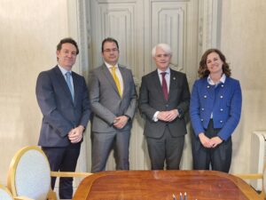 De izda. a dcha.: Jesús Marco, Country Manager de Babel España; José Merli, director de gestión de proyectos de la Abogacía Española; Salvador González, presidente del Consejo General de la Abogacía Española e Inés Ruiz Múzquiz, Directora Comercial Outsystems.