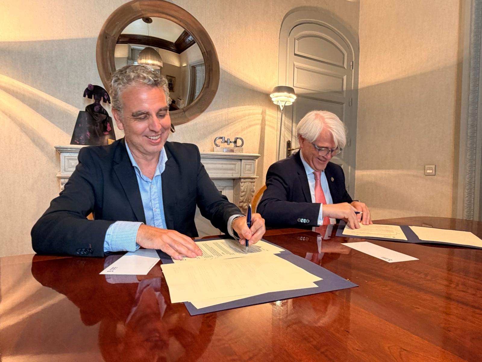 Firma del Convenio por Miguel Angel Ruiz y Salvador González